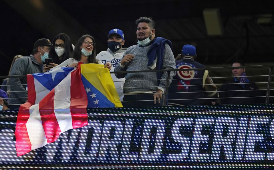 Los latinos no solo estuvieron presentes en el diamante, también en la tribuna