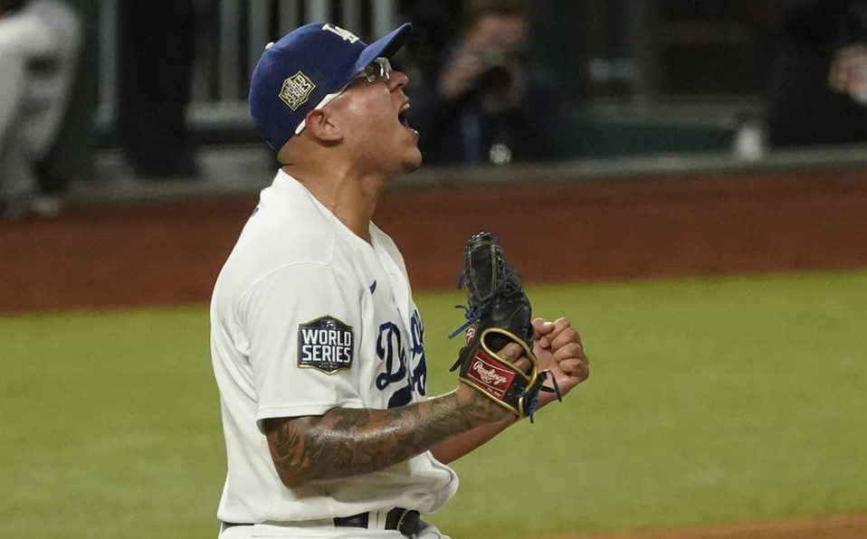 El mexicano Julio Urías celebra después de sacar el último out del Juego 6