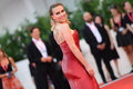 Así presentó Scarlett Johansson su nuevo tatuaje en la espalda. Foto: AFP