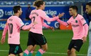 Antoine Griezmann celera con sus compañeros su primer gol de esta temporada en la liga. Foto: AFP