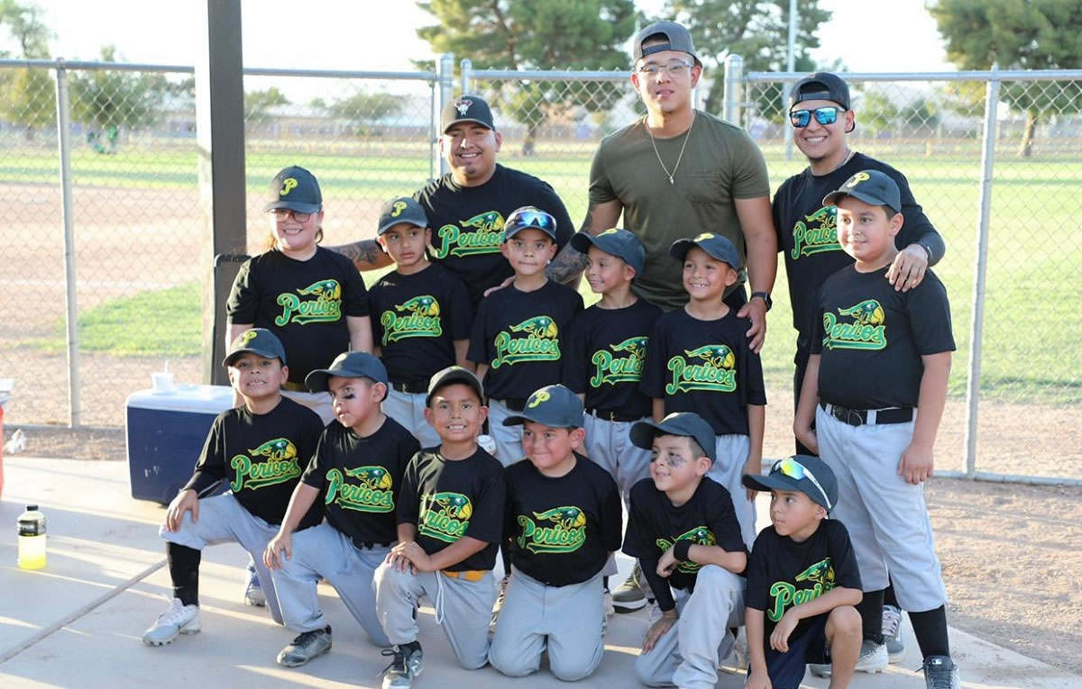 Julio Urías con el equipo infantil Little Pericos de su amigo Andrés Ortega