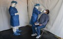SAT dio a conocer el decomiso de las pruebas para detectar coronavirus. Foto: AFP