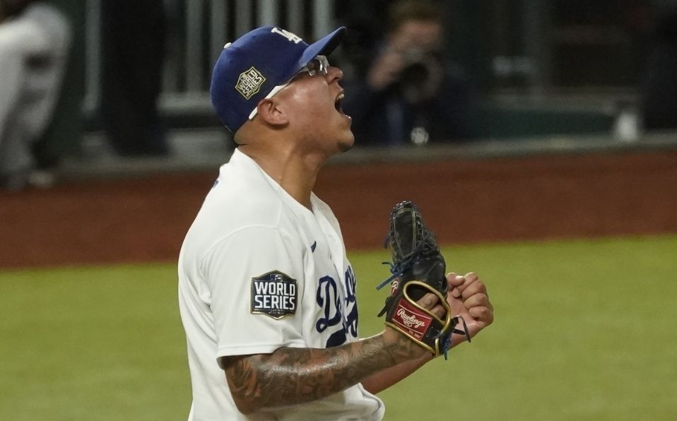 Urías consiguió el último out de la Serie Mundial 2020. (Foto: AP)