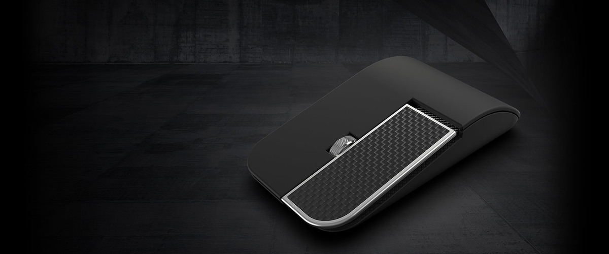 El botón izquierdo del mouse es de fibra de carbono con marco de aluminio.