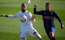 Sergio Ramos sigue tan fuerte como su primer duelo. En la imagen disputa el balón contra un jugador del Huesca. Foto: AFP