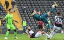 Zlatan no se lo pensó dos veces para aventarse el disparo al estilo "Hugo Sánchez". Foto: AFP