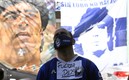 Un fanático dedica su apoyo a Maradona, quien está hospitalizado. Foto: AFP
