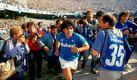 Diego Armando Maradona con el Napoli ganó dos veces la Serie A y la Copa UEFA. (AP)