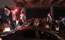 Los fanáticos se abrazaron y lanzaron cánticos.
