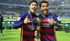 Neymar y Dani Alves tras conquistar el Mundial de Clubes 2015 con Barcelona. (Mexsport)