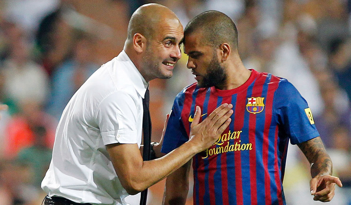 Pep Guardiola y Dani Alves llegaron al Barcelona en 2008 para cambiar el futbol. (AP)