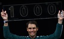 Rafael Nadal recibió un homenaje en la pista tras lograr su victoria mil. Foto: AFP