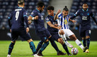 Rodeado por tres, Tecatito se inventó un pase de gol de taquito en la Champions. (AFP)