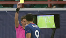 Luis Suárez espió al árbitro en el VAR y con eso se ganó la amarilla. (AFP)