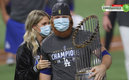 Turner regresó al campo y festejó con sus compañeros el título de Serie Mundial (AFP)