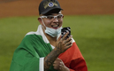 Urías portó la bandera de México durante el festejo. (Foto: AP)
