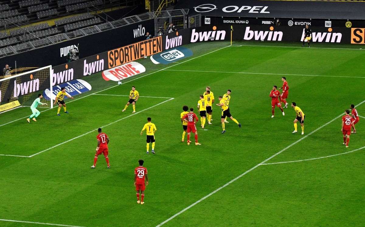 Bayern ejecutó una gran jugada de tiro libre en el gol de Alaba. Foto: AFP