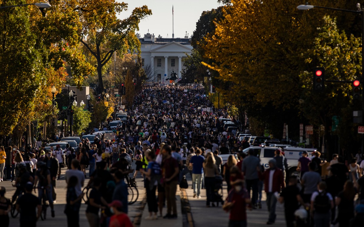 La gente se congregó afuera de la Casa Blanca para echarle en cara a Trump la derrota en las elecciones. Foto: AFP