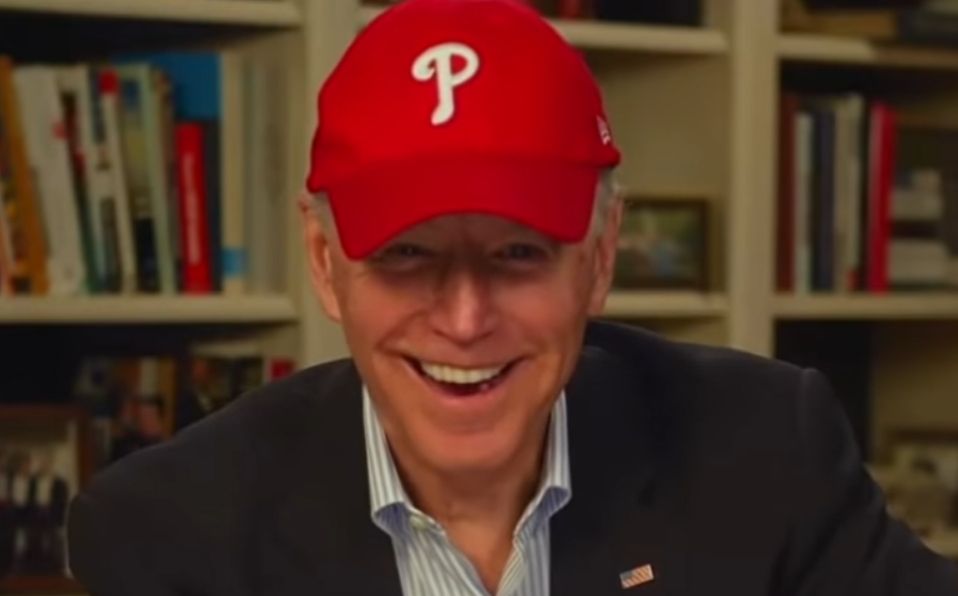 Biden mostró su gorra de Phillies en el Opening Day de 2020. (Foto: Captura de pantalla)
