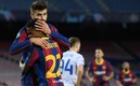 Fati se rompió la rodilla y ha sido un duro golpe para el Barcelona, en la imagen Gerardo Piqué le abraza. Foto:AFP
