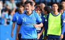 Kazuyoshi, el "abuelito del futbol", se dio tiempo de intercambiar playera con Andrés Iniestra. Foto: AFP