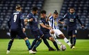 Tecatito Corona rodeado de rivales, esta vez no pudo aportar con goles en la victoria del Porto. Foto: AFP