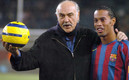 Sean Connery piso el Camp Nou para el 'Match for Peace' en 2005. (FOTO: EFE)