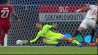 Neuer hizo una atajada de otro planeta en el Bayern ante Sevilla