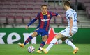 Sergiño Dest debutó con el Barcelona esta temporada ante Sevilla y es una promesa del futbol. Foto: AFP