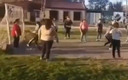 El video de unas señoras jugando futbol ha divertido a usuarios de redes sociales