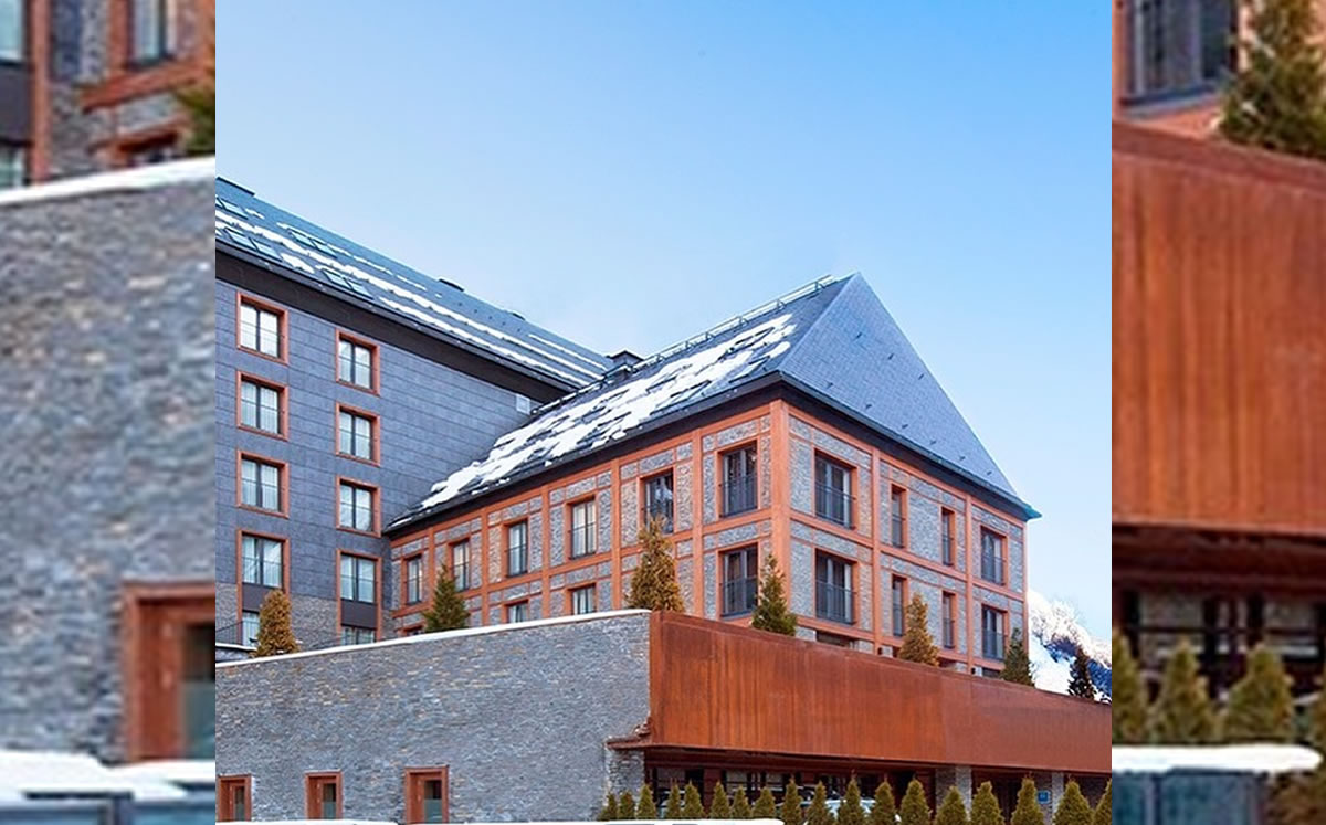 Se hubica en Baqueira Beret, una estación de esquí situada en el Valle de Arán, en el Pirineo catalán, en España.