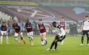 Ademola Lookman, del Fllulham, intentó lucirse con un penal a lo Panenka pero no lo logró. Foto: AFP