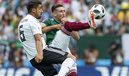 Héctor Herrera en disputa del balón con Sami Khedira en el México-Alemania del 2018. (Imago7)