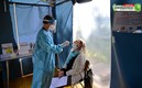 Italia superó el millón de pacientes que han tenido covid. En la imagen una mujer se somete a prueba de detección . Foto: AFP
