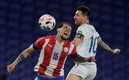 Lionel Messi pelea el balón por aire ante Gustavo Gómez. FOTO: AFP.