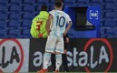 Messi miró a lo lejos el monitor mientras el silbante revisaba la jugada polémica. FOTO: AFP.