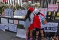 El altar que fue puesto este domingo en el lugar donde dos jóvenes murieron a manos de la policía de Lima. Foto: AFP
