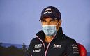 Sergio Pérez con cubrebocas durante la conferencia de este fin de semana. (AFP)