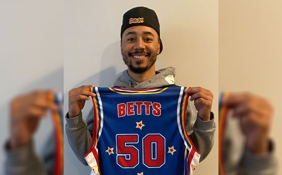 Betts recibió un presente de parte de los Globetrotters. (Foto: @DodgerInsider)