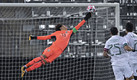 La brutal atajada de Memo Ochoa en el México-Japón. (Imago7)