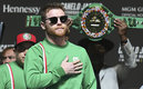 Canelo Álvarez apoyó a una niña para que vuelva a caminar. (Foto: Imago7)