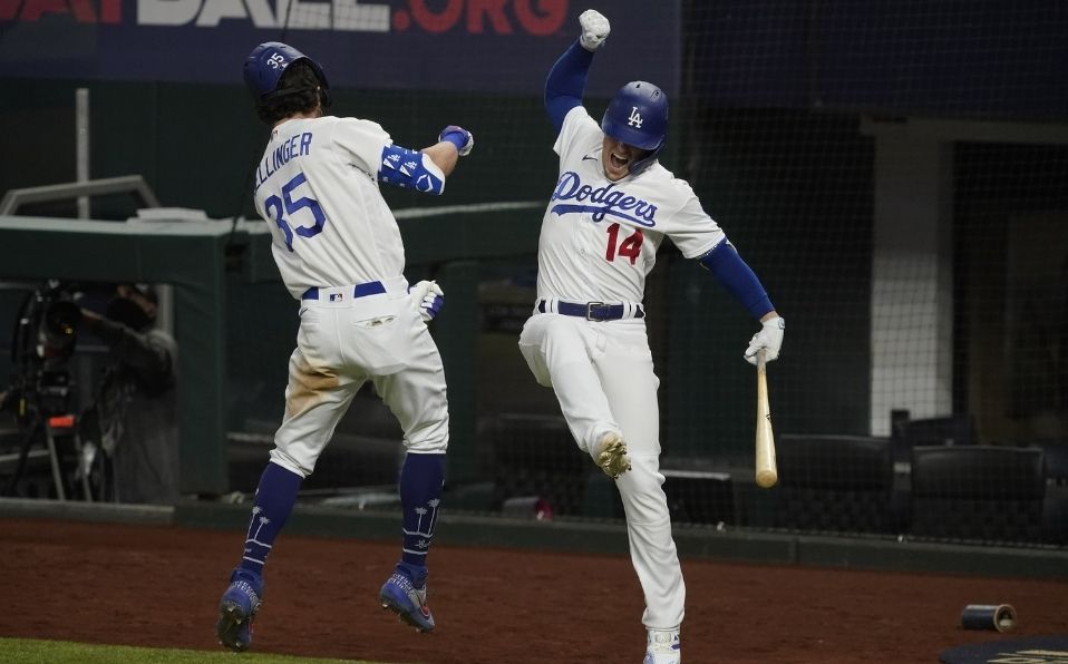 La celebración que dislocó el hombro de Cody Bellinger. (Foto: AP)