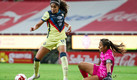 La portera de Chivas, Blanca Félix, regaló un gol al América en el Clásico Femenil.(Imago7)