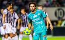 A "trancazos" se defendió Enrique Esqueda dentro del autobpus del América. Foto: Imago7