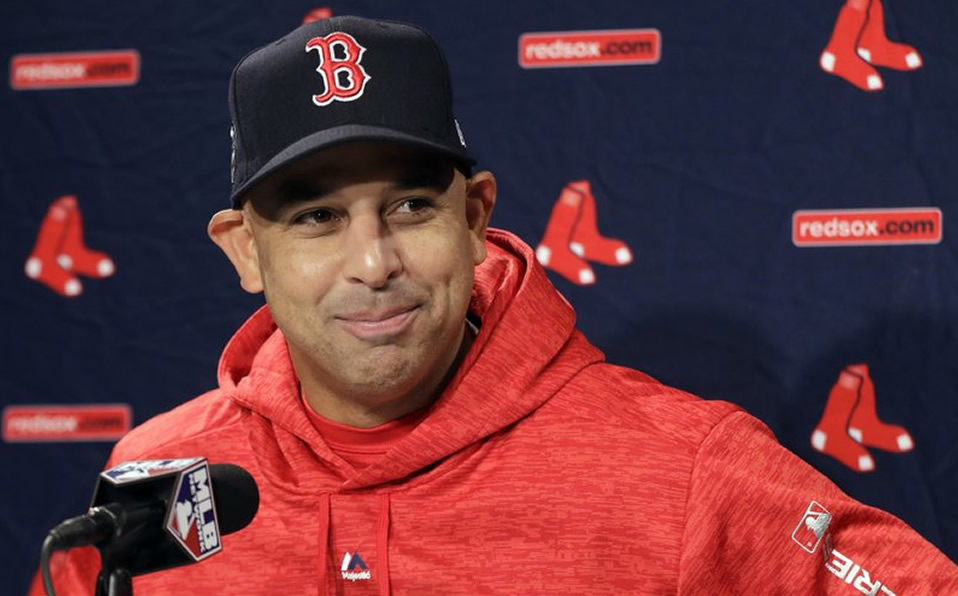 Alex Cora define a su staff de coacheo
