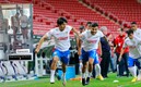 Macías y Vega se muestran de buen ánimo pese a la lesión. FOTO: Imago7.