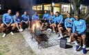 Esta fue la denominada 'foto maldita' en la concentración de Uruguay; se observa a varios jugadores tomando mate. Foto: Instagram Lucas Torreira.