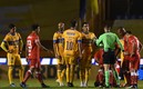 Hugo Ayala había cometido una dura falta tras meter autogol y le sacaron la roja, pero se salvó. Foto: Imago 7