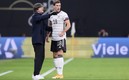 Joachim Löw, dando indicaciones durante un duelo con los germanos. FOTO: AFP.