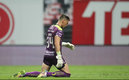 Nicolas Vikonis agradeció el pase del Puebla de rodillas. (Foto: Imago7)